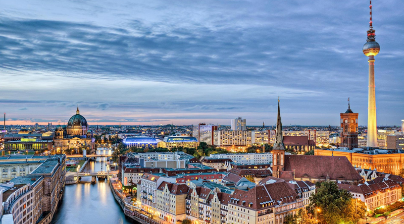 Skyline von Berlin bei Abenddämmerung