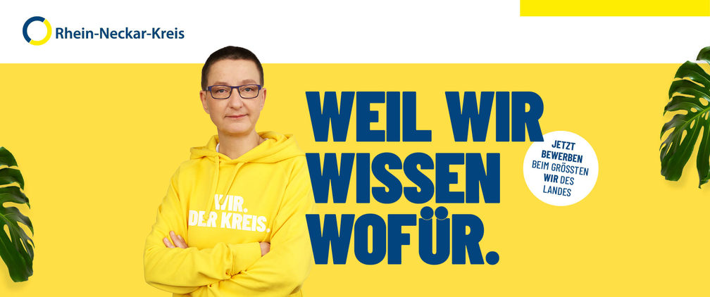 Person in gelbem Hoodie vor gelbem Hintergrund mit Recruitingtext "Weil wir wissen wofür"