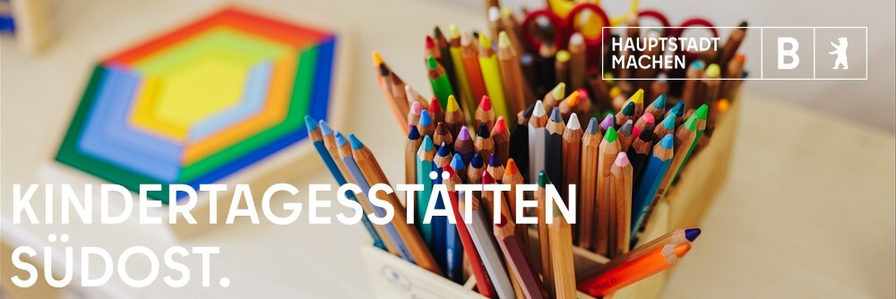 Bunte Buntstifte in einem Behälter neben geometrischen Formen