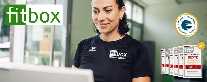 fitbox - Fitbox-Personal-Trainerin lächelt im Studio
