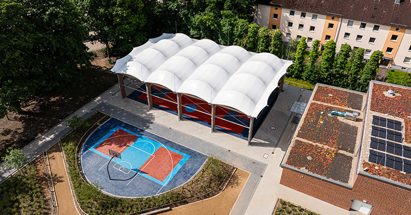 Überdachter Sportplatz und Basketballfeld von oben