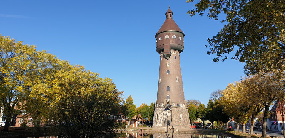 Leuchtturm der Stadt Heide an der Nordsee mit herbstlichen Bäumen