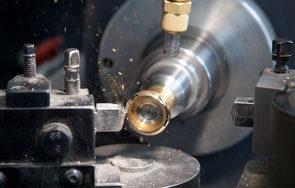Präzisionsfertigung: Drehmaschine mit metallener Bearbeitung und Werkzeugen