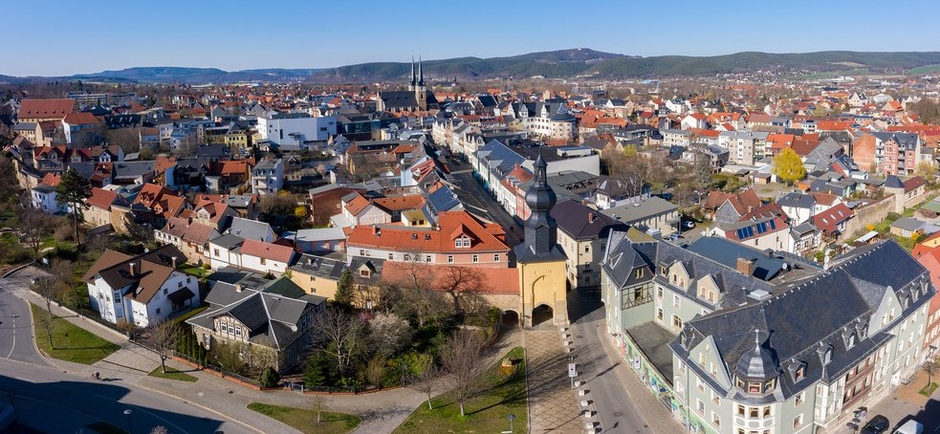 Luftaufnahme einer deutschen Stadt mit historischen Gebäuden und Kirche