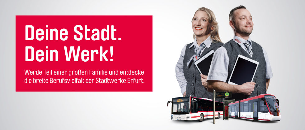 Zwei Mitarbeiter der Stadtwerke Erfurt mit Tablets und modernen Bussen im Hintergrund