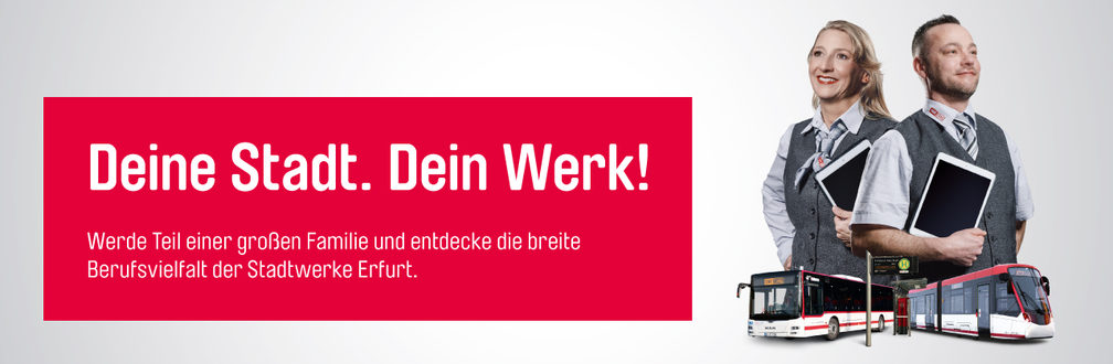 Zwei Mitarbeitende mit Tablets vor Stadtwerke-Bussen und einer roten Werbetafel "Deine Stadt. Dein Werk!"
