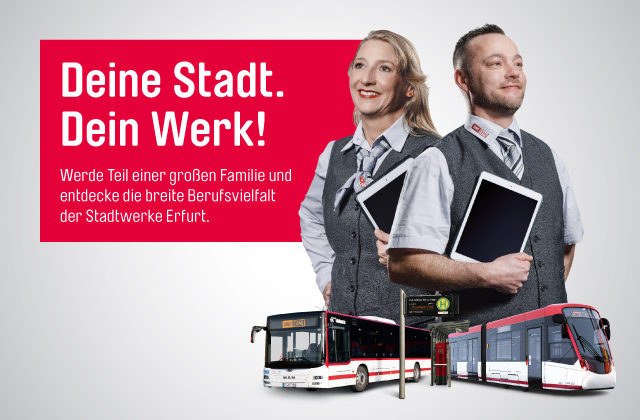 Zwei Arbeitnehmer der Stadtwerke Erfurt mit Tablets vor modernen Bussen