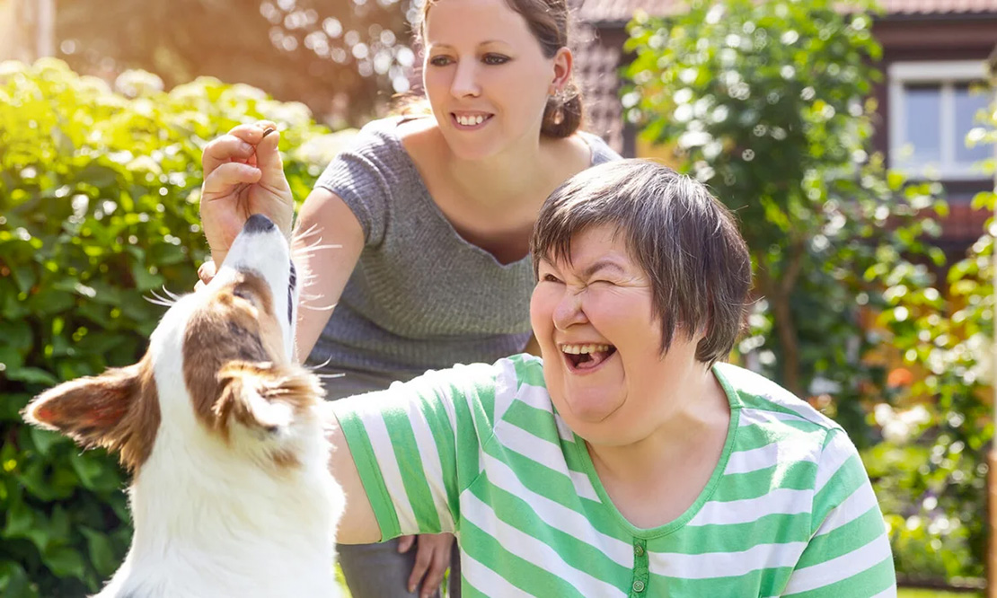 zwei Frauen und ein Hund