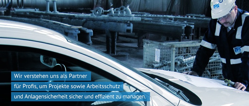 Industriearbeiter prüft Baupläne