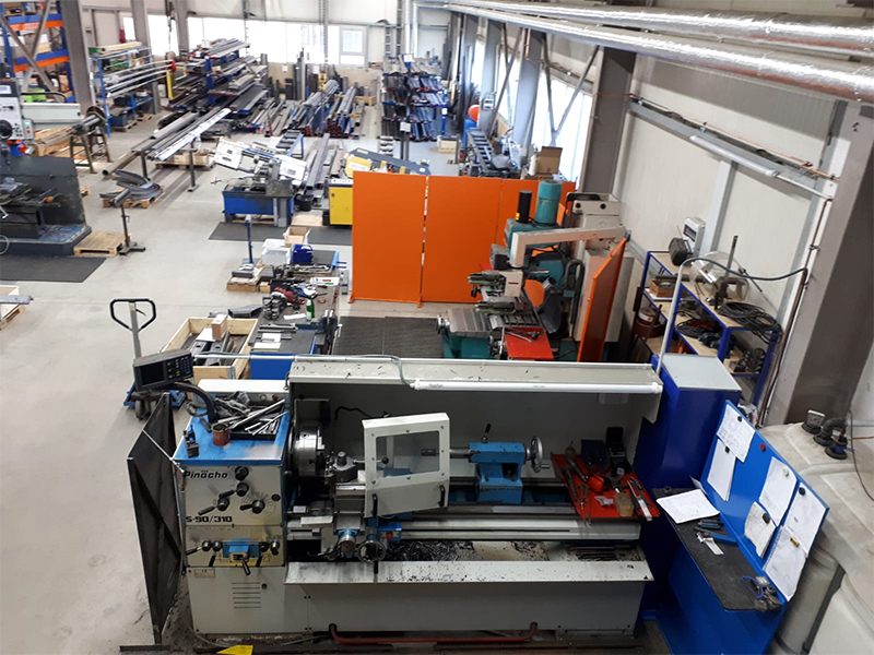 Produktionshalle mit Maschinen