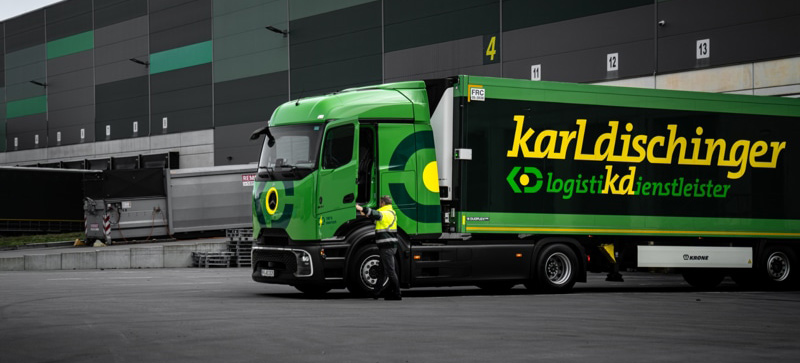 Grüner LKW von Karl Dischinger Logistik