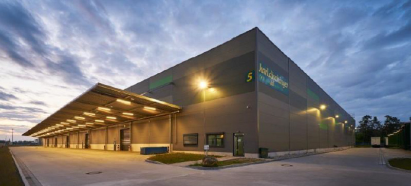 Beleuchtete Logistikhalle in der Dämmerung