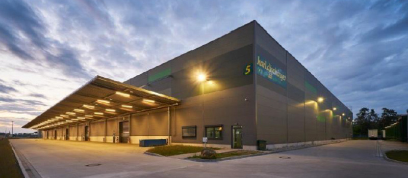 Beleuchtete Logistikhalle in der Dämmerung