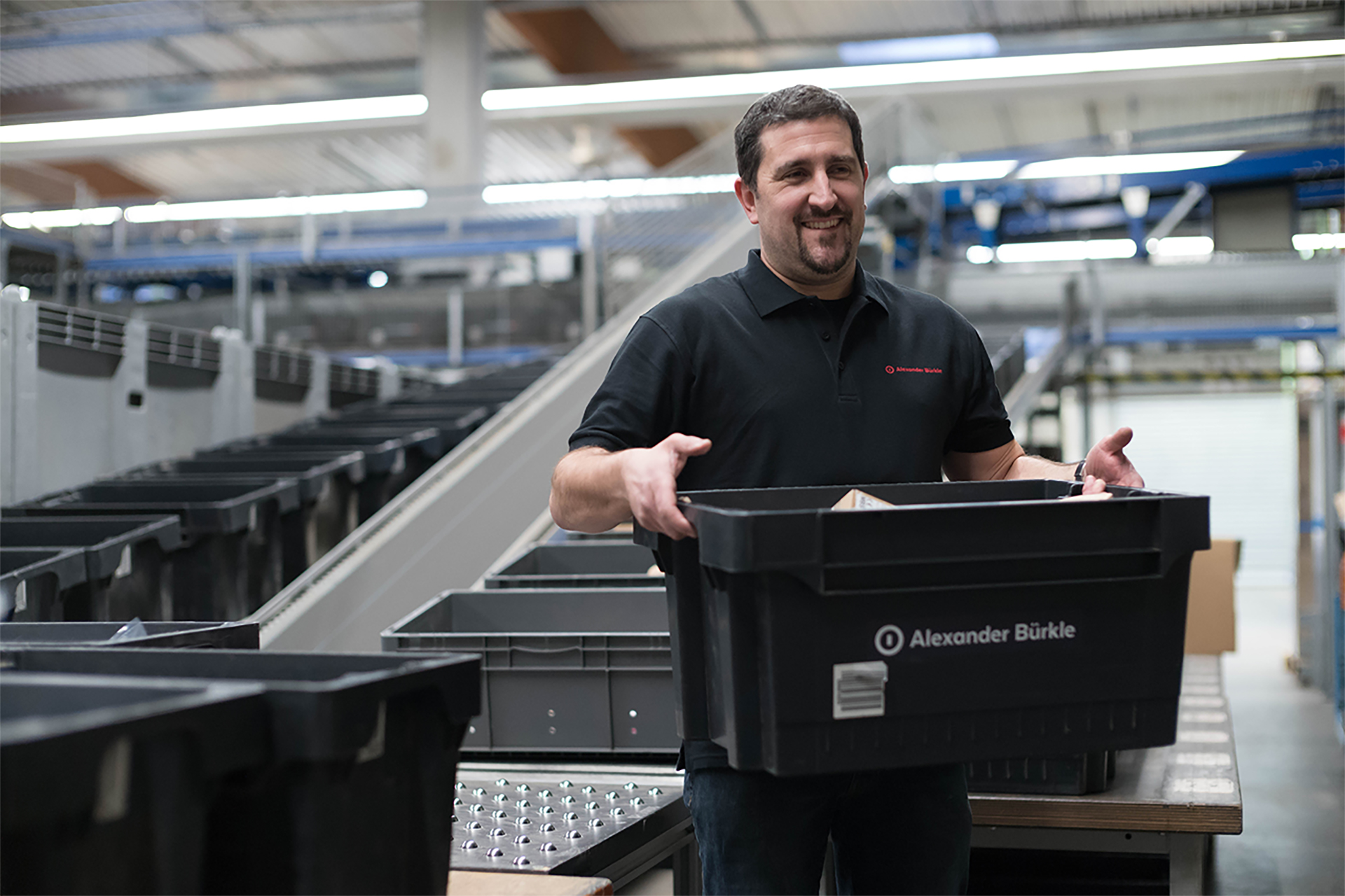 Logistikarbeiter beim Scannen von Ware auf eine Palette