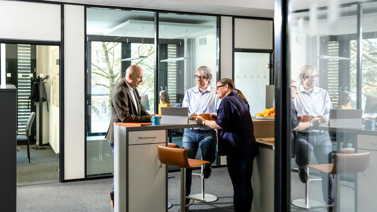 Anzeigenbild zeigt Szenen aus dem Arbeitsumfeld