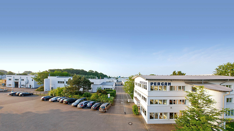 Firmengebäude von PERGAN mit Parkplatz