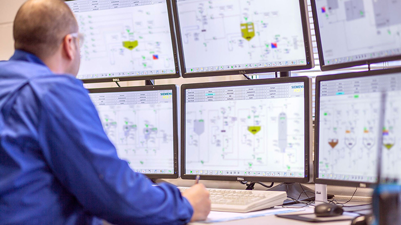 Mitarbeiter an Monitoren in der Überwachung