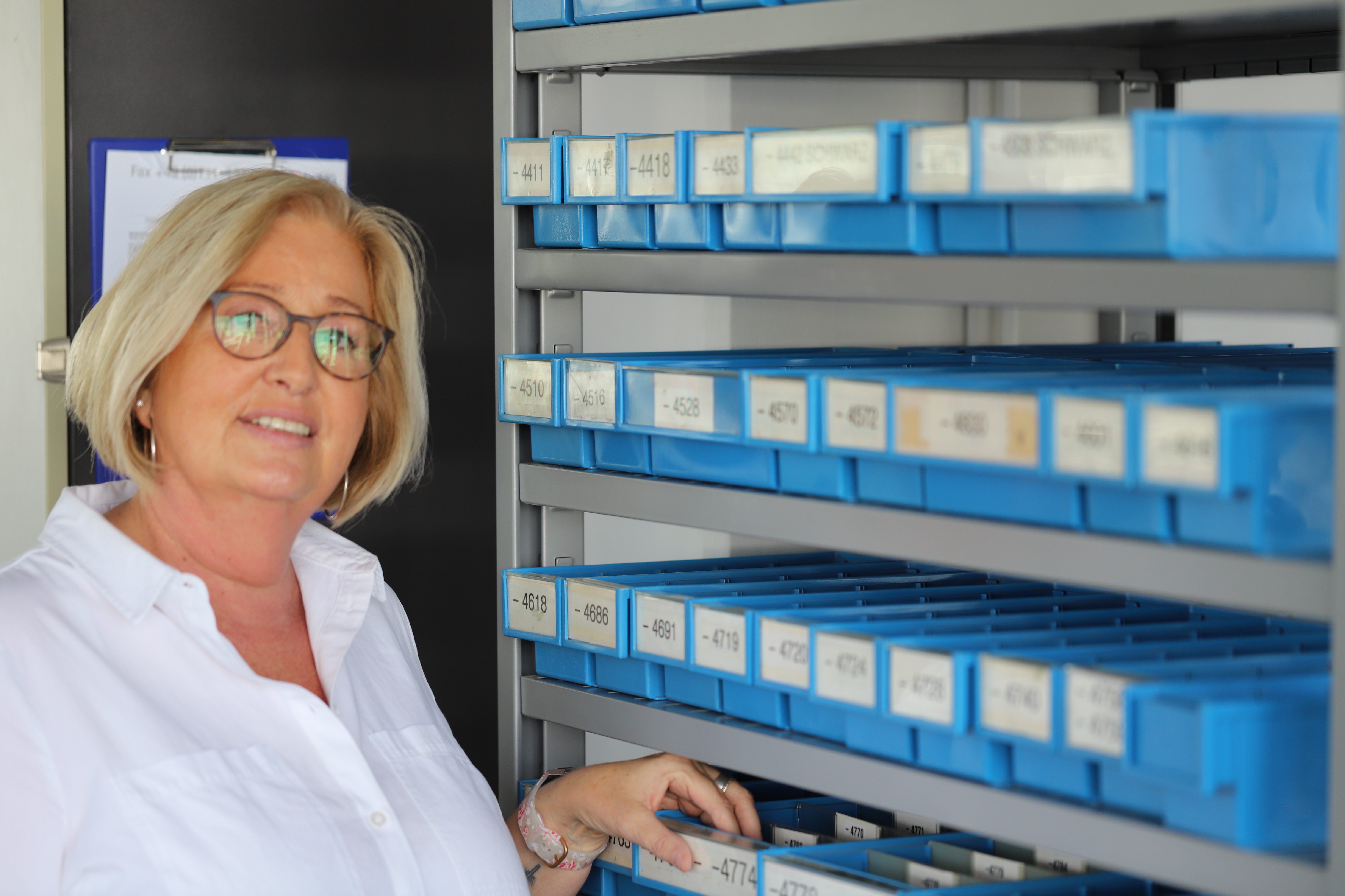 Mitarbeiter im Kleinteilelager bei Boley