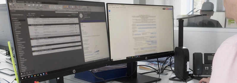 Monitore auf dem Tisch