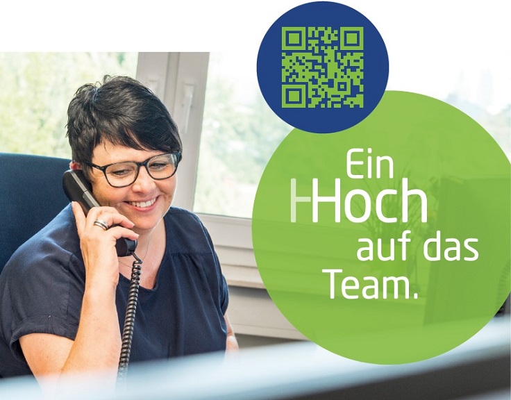 Frau mit Brille, im Büro