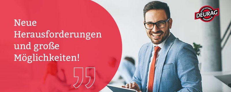 Lächelnder Mitarbeiter mit Brille und Krawatte vor DEURAG-Logo mit Text "Neue Herausforderungen und große Möglichkeiten!"