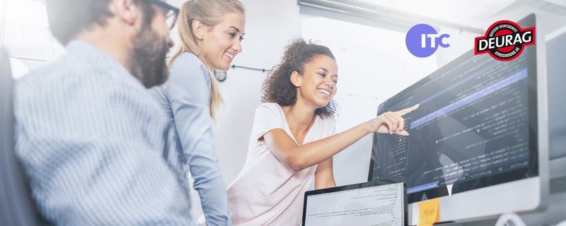 IT-Team bei der Zusammenarbeit an Computern im Büro