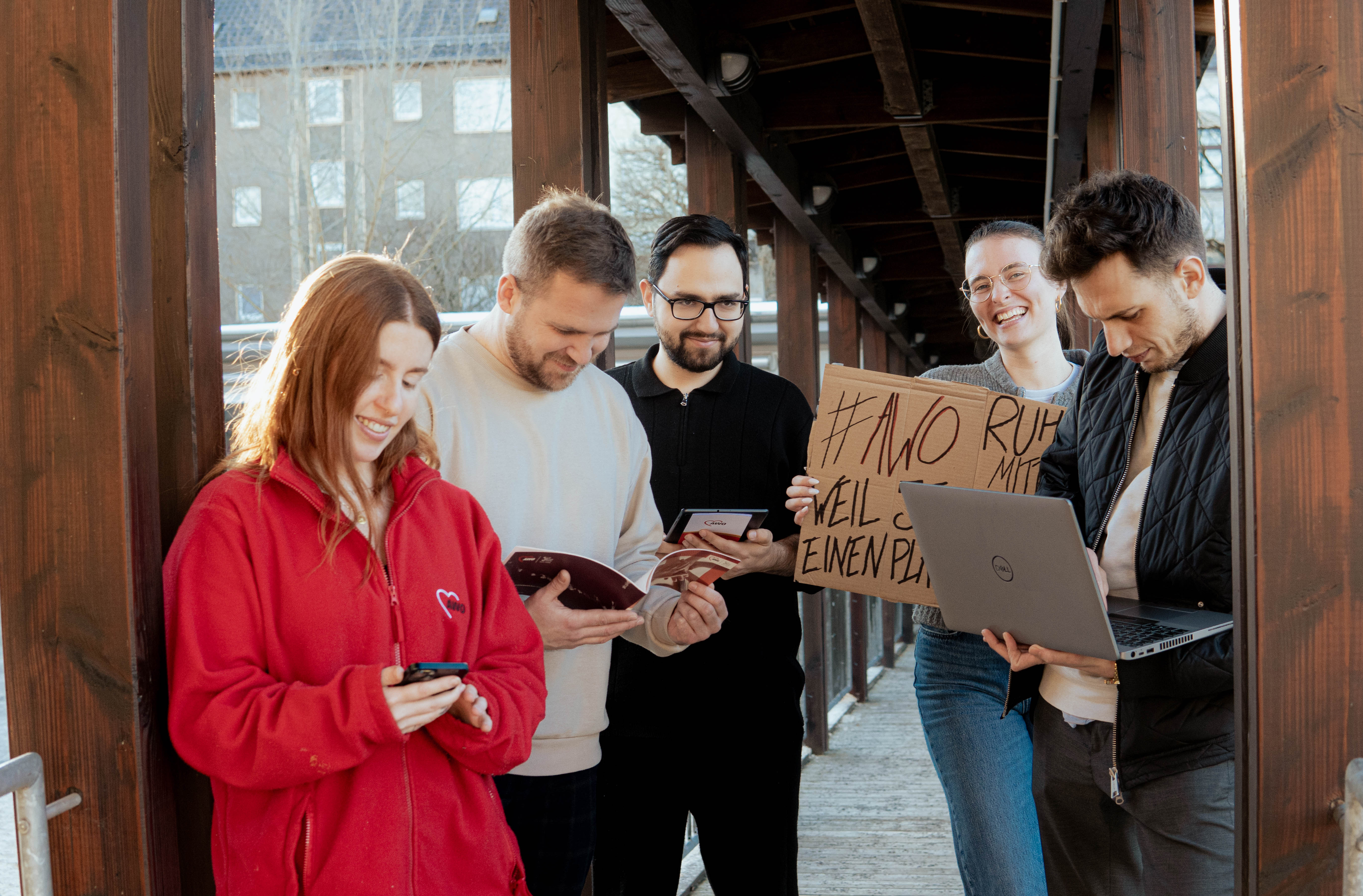 Gruppe junger Leute mit Schildern