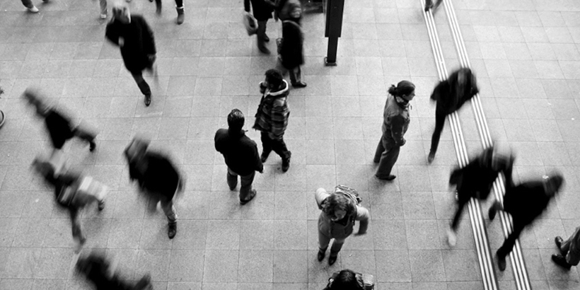 Viele Menschen gehen umher, von oben gesehen