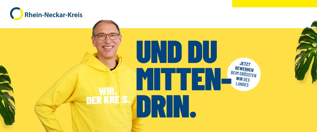 Mitarbeiter des Rhein-Neckar-Kreises in gelbem Hoodie mit Kampagnentext "Und du mitten drin"