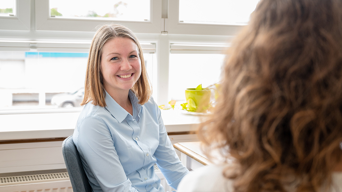 Gespräch zwischen zwei Frauen