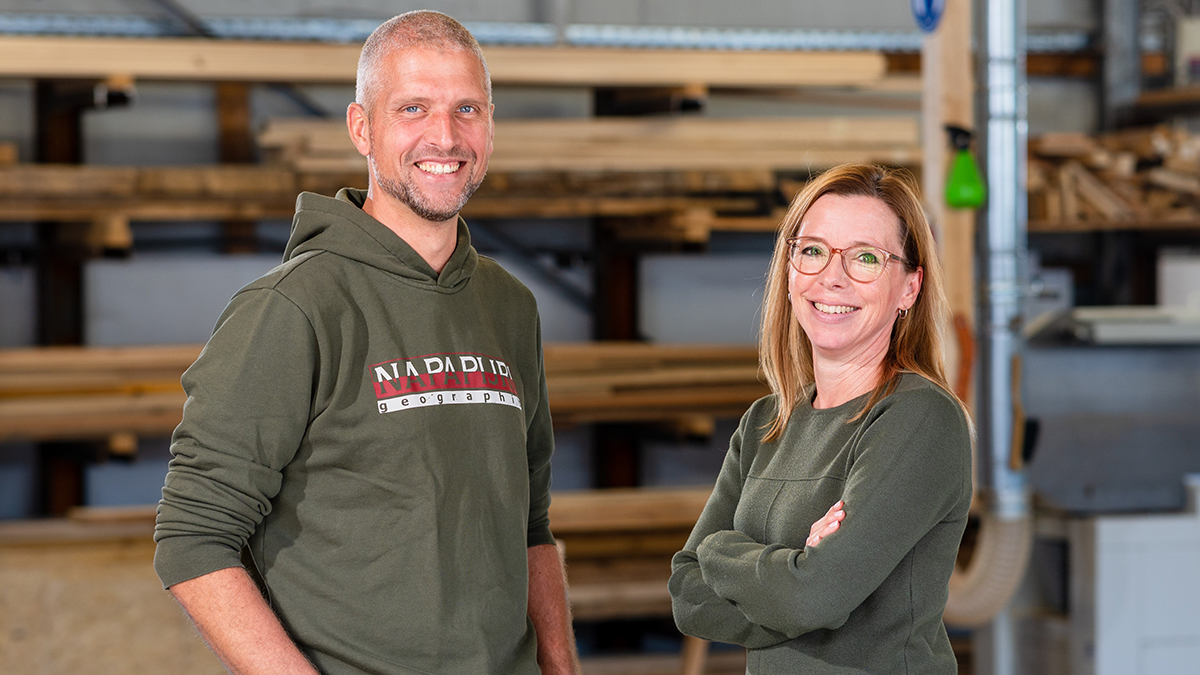 Zwei Personen in Werkstatt