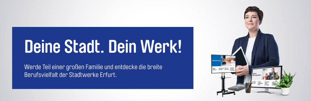 Frau mit digitalen Geräten und Bewerbungsmaterialien für Stellenanzeige
