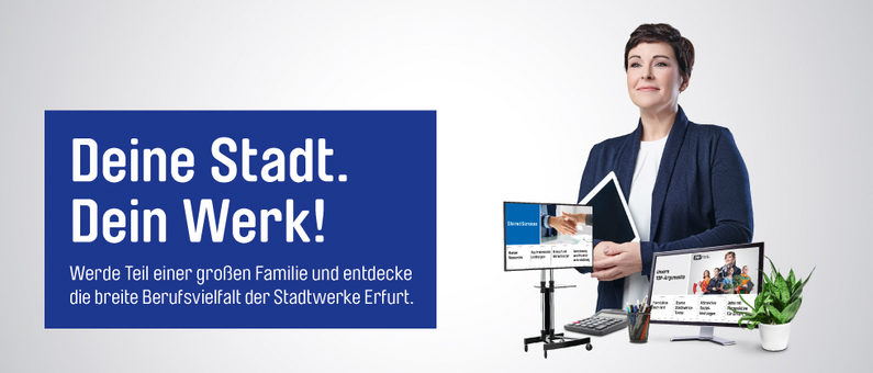 Frau präsentiert Arbeitsmaterialien der Stadtwerke Erfurt an einem Schreibtisch