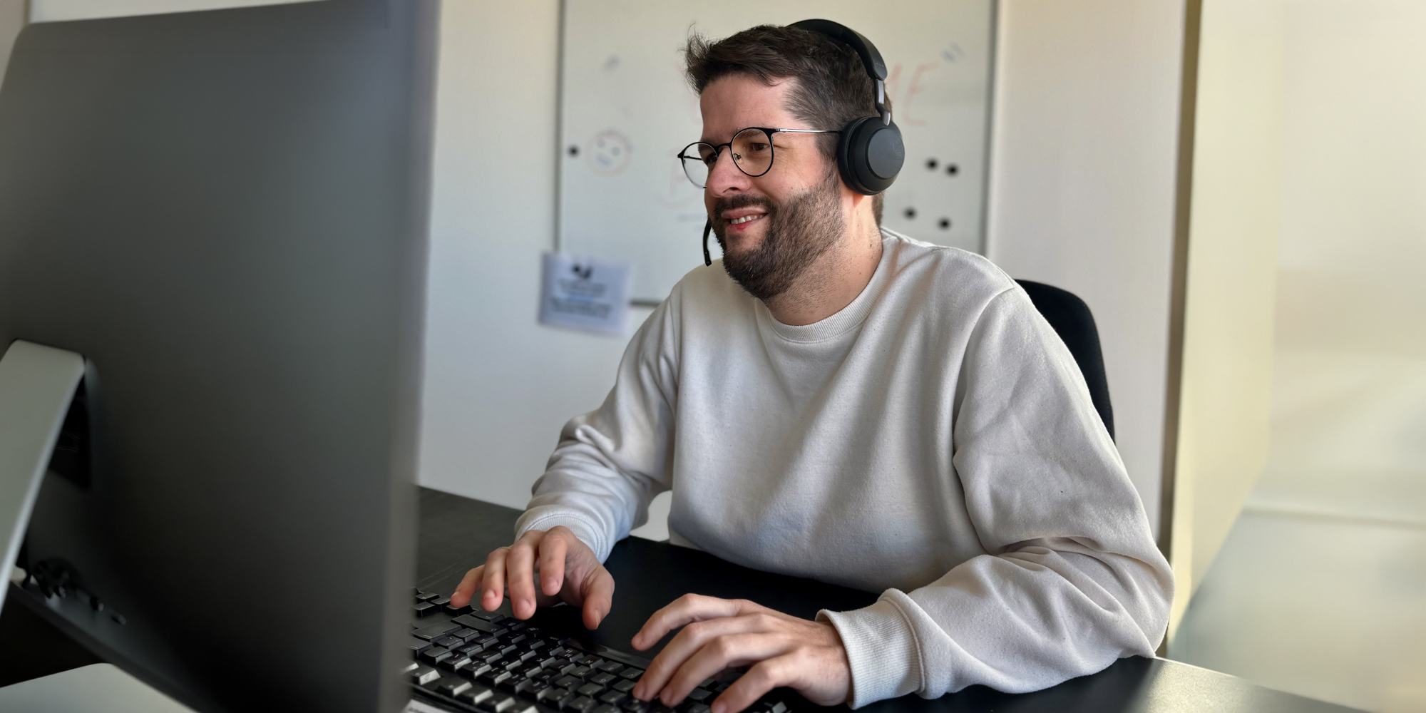 Anzeigenbild zeigt Szenen aus dem Arbeitsumfeld