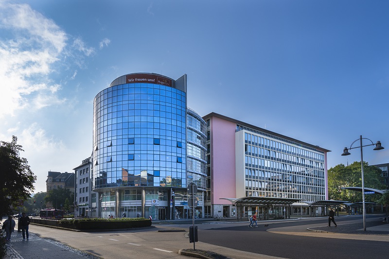 Gebäude an der Ecke aus Glas 