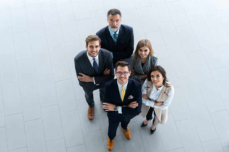 Professionelles Team von fünf Geschäftsleuten in Anzügen