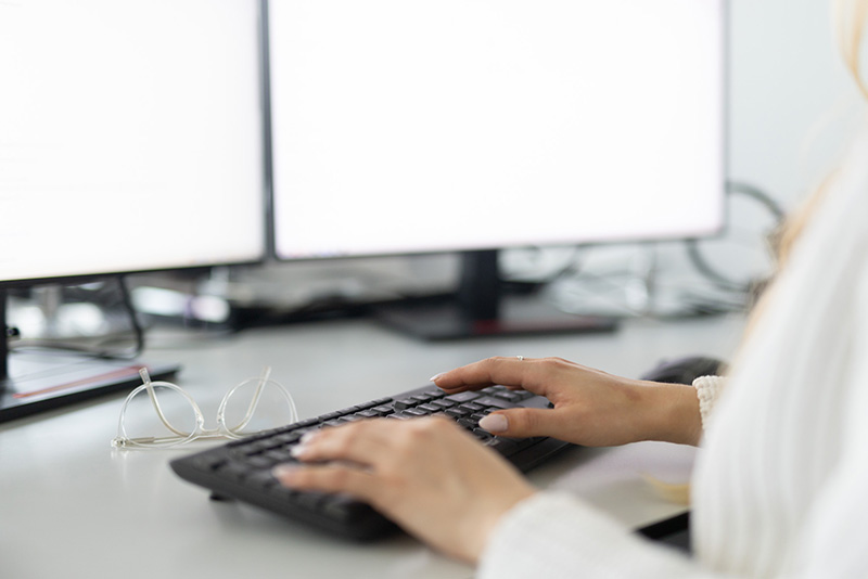 Frau am Computer