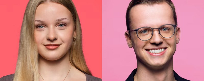 Zwei Teamkollegen vor farbigem Hintergrund – eine Frau mit rötlichem Haarton links, ein Mann mit Brille rechts
