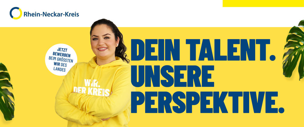 Frau in gelbem Hoodie mit Trainingsprogramm-Text für den Rhein-Neckar-Kreis