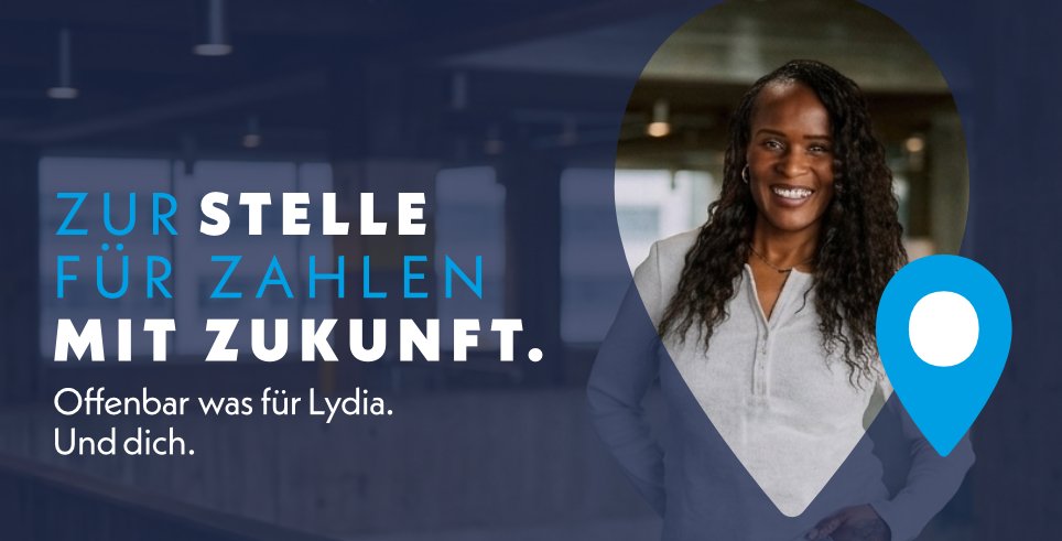 Lachende Frau in weißer Bluse vor modernem Bürogebäude mit Text "Zur Stelle für Zählen mit Zukunft"