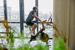 Mitarbeiter beim Indoor-Cycling