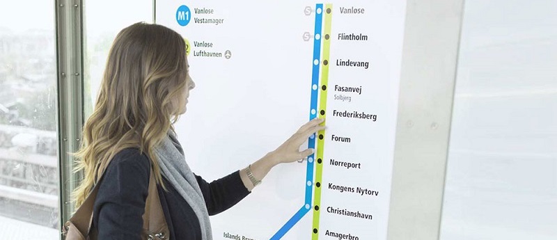 eine Frau, die eine Tafel mit einem Diagramm anfasst