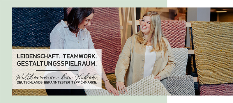 Zwei Frauen wählen einen Teppich