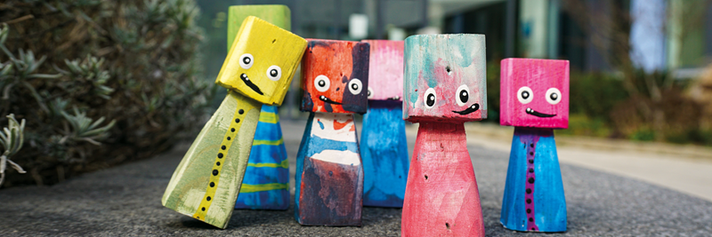 Bunte Holzfiguren mit Gesichtern