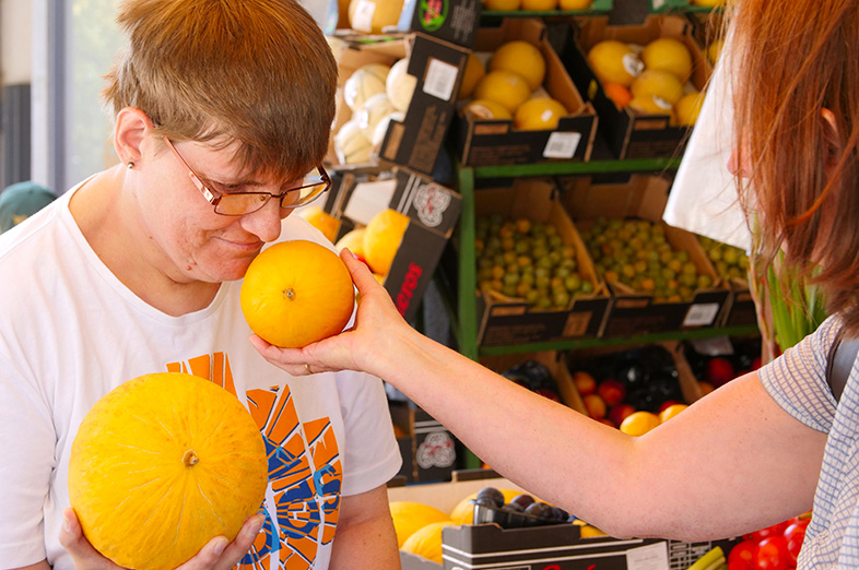 Frauen wählen Obst