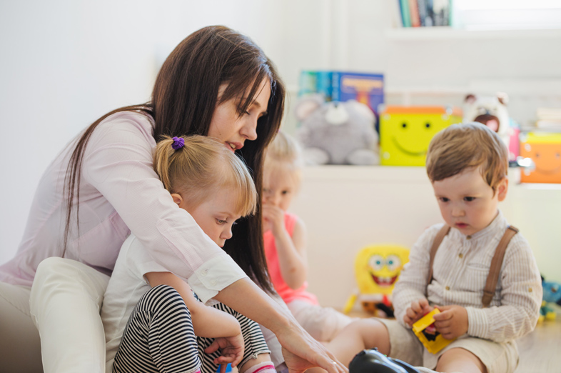 Frau und Kinder spielen