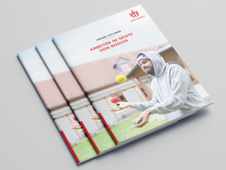 Stapel von drei Don Bosco Broschüren. Das Cover zeigt einen jungen Mann beim Jonglieren und den Titel 'Unsere Leitlinien, Arbeiten im Geiste Don Boscos'.