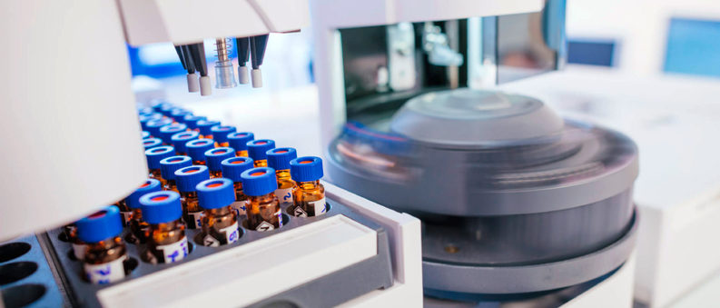 Laborausrüstung mit Reagenzgläsern und Zentrifuge in einem modernen wissenschaftlichen Labor