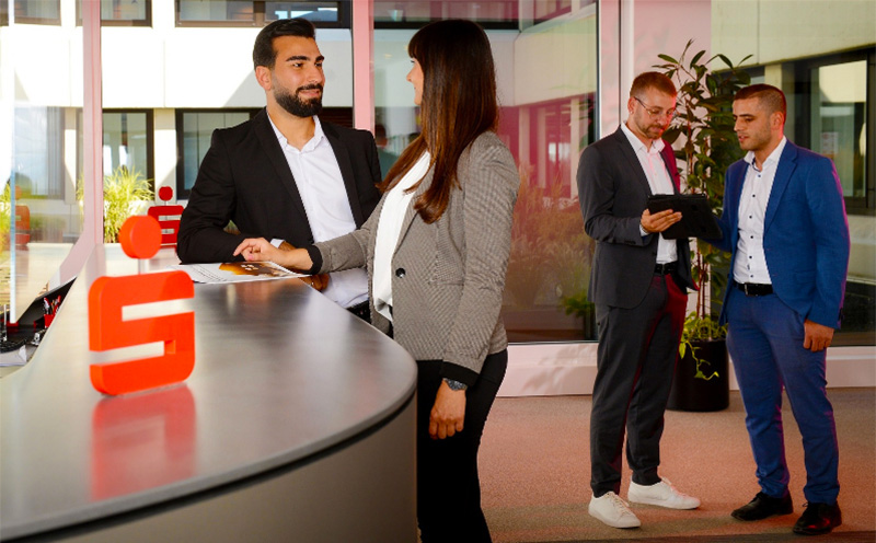 Menschen an der Rezeption