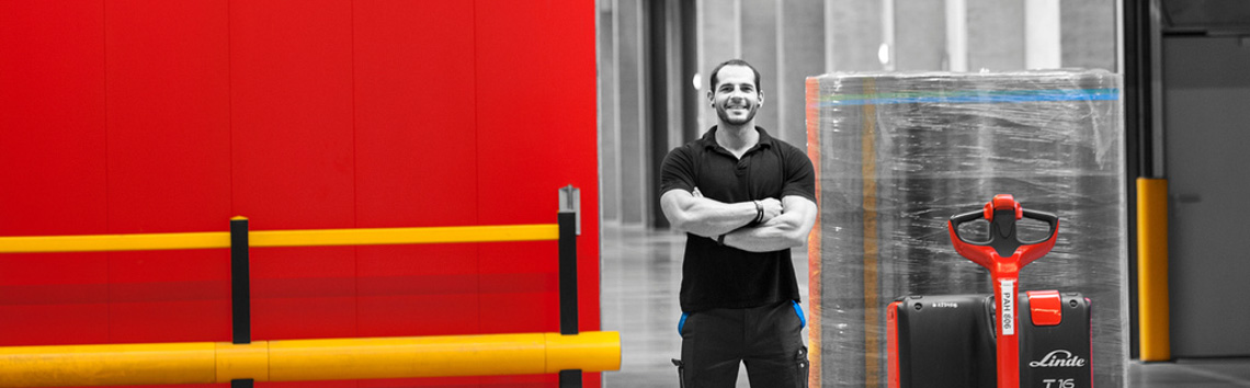 header_mann_rote_wand.jpg